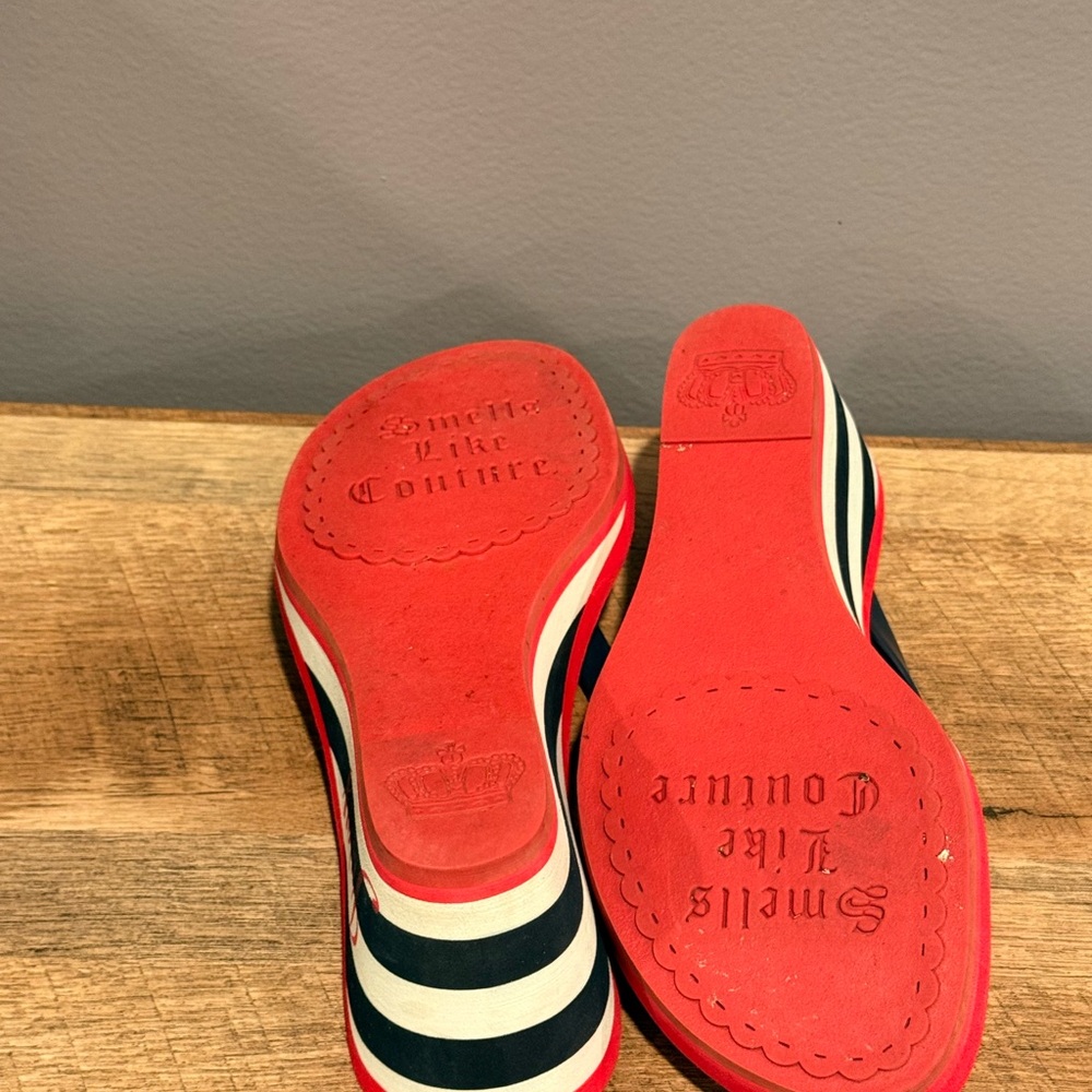 Juicy Couture Red and Navy Beach Sandals with Gold Detail - Picture 6 of 6
